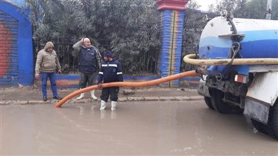 جهود مكثفة لرفع تراكمات وتجمعات مياه الأمطار بشوارع البحيرة