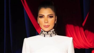 بالفيديو.. تصرف غريب من أصالة مع نوال وأحلام على المسرح