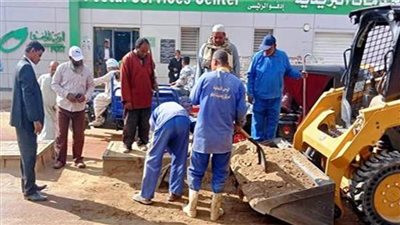 محافظة أسوان: رفع التراكمات والأتربة بطريق الحاجر الدائري بإدفو