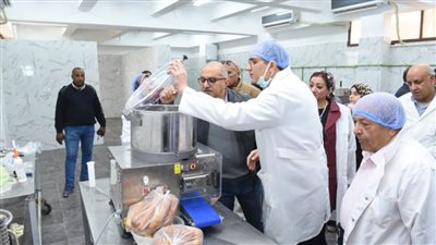 رئيس جامعة أسيوط يتفقد التشغيل التجريبى لأول مصنع لمنتجات اللحوم المعبأة
