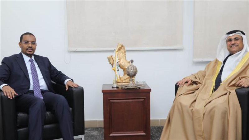 العسومي اثناء اللقاء