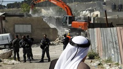 مسؤول عسكري إسرائيلي يوقع أمر هدم منزل 