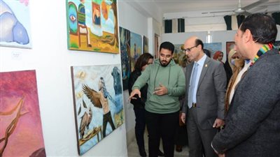 نائب رئيس جامعة أسيوط يفتتح معرضًا فنيا بكلية الفنون الجميلة