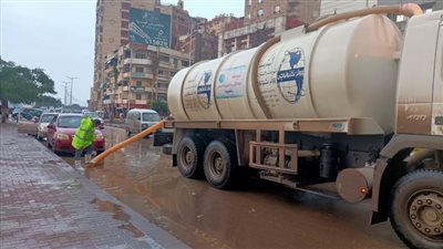سحب مياه الأمطار بالشوارع عقب موجة الطقس السيئ في القليوبية