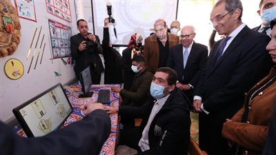 وزير الاتصالات يفتتح 3 مكاتب بريد ومركزين لخدمات الشركة المصرية للاتصالات ببورسعيد