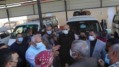محافظ الوادي الجديد يتابع الإلتزام بالإجراءات الإحترازية بموقف سيارات الأجرة بالخارجة