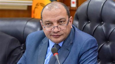 رئيس جامعة بنى سويف يجري جولة مفاجئة بالحرم الجامعي