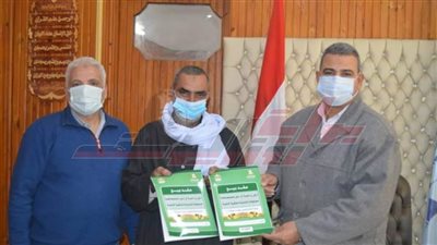 تسليم عقود تقنين أملاك الدولة للمستفيدين بكفر الشيخ