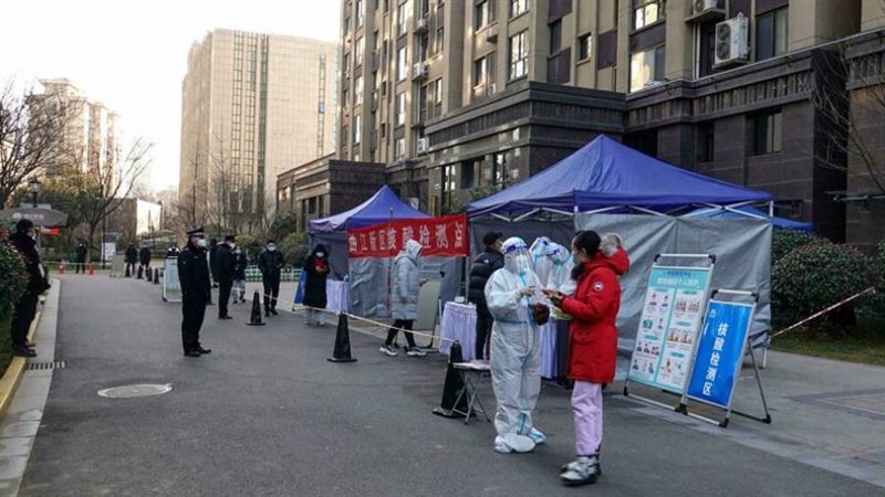 أشخاص يقفون في طابور