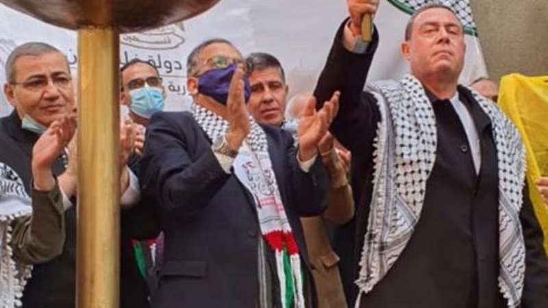 سفيرفلسطين يحمل شعلة