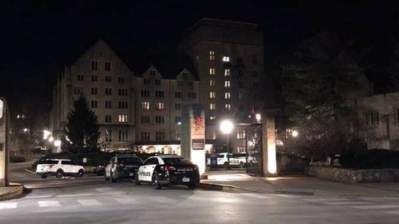 مسلح يحتجز رهائن