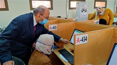 رئيس جامعة المنيا يتفقد الامتحانات الإلكترونية التجريبية لطلاب 