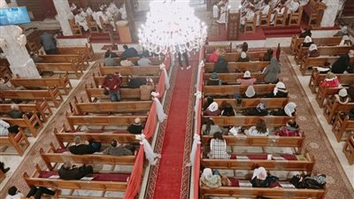 أقباط الدقهلية يؤدون قداس عيد الميلاد.. 