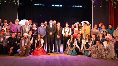 محافظ قنا يشهد العرض المسرحي 