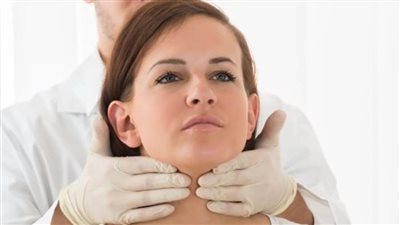 لماذا تصاب النساء بالغدة الدرقية أكثر من الرجال بـ10 مرات؟