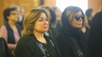 إلهام شاهين تحسم جدل صلاتها بدون حجاب