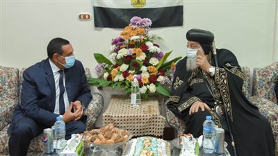 محافظ البحيرة يقدم التهنئة بعيد الميلاد لقداسة البابا تواضروس بدير الأنبا بيشوي