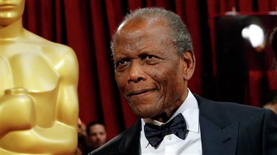 وفاة نجم السينما الفائز بالأوسكار سيدني بواتييه عن 94 عاما
