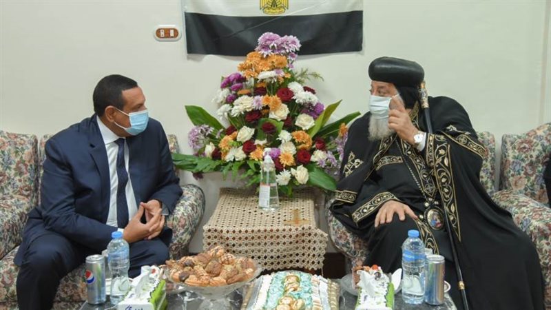 محافظ البحيرة يقدم