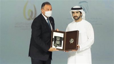 الخطيب يتسلم جائزة محمد بن راشد للإبداع الرياضي الخاصة بالنادي الأهلي