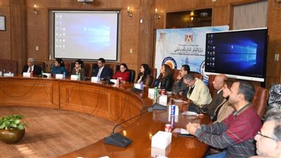 رئيس جامعة قناة السويس يتفقد سير العملية الامتحانية بكلية التجارة