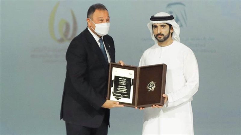 الخطيب يتسلم جائزة