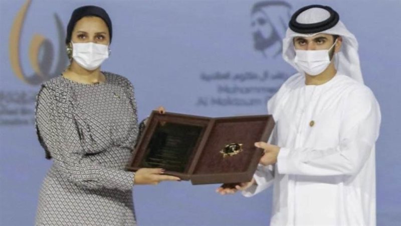 آية مدني تتسلم جائزة