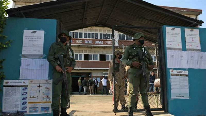 عناصر أمن خارج مركز