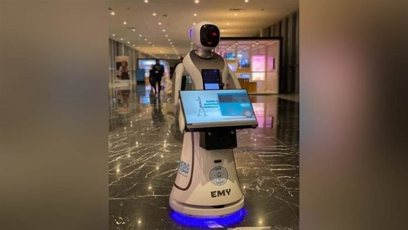 الإنسان الآلي يرحب