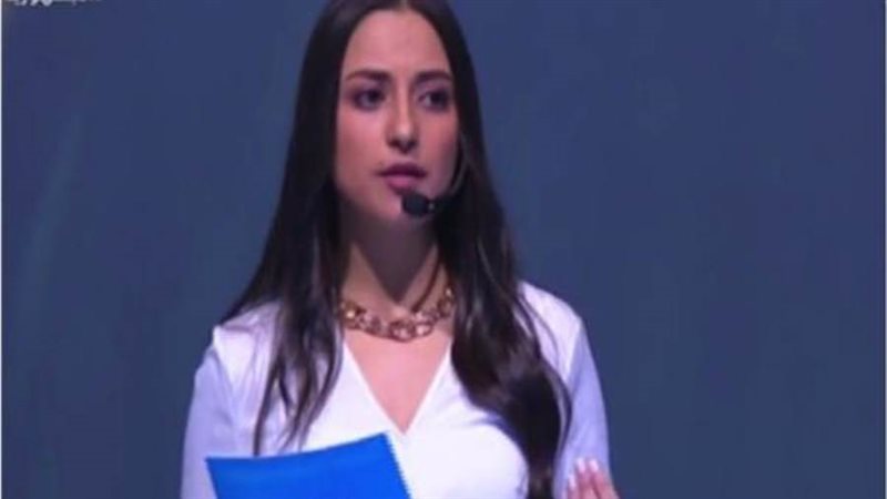 عدد من الشباب يستعرضون