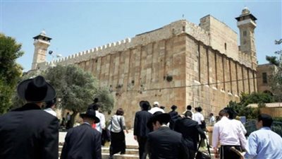 مستوطنون يقومون بأعمال تجريف في ساحة الحرم الإبراهيمي بحماية قوات الاحتلال