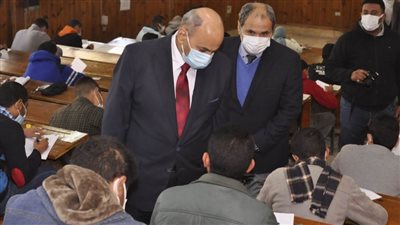 رئيس جامعة المنيا يتابع انتظام سير أول أيام امتحانات الفصل الدراسي الأول 
