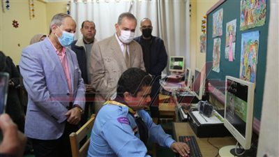 محافظ كفر الشيخ يشيد بإتقان طلاب مدرسة النور للتعامل مع العالم الافتراضي