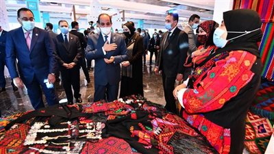 الرئيس السيسي يتفقد مكاتب رواد الأعمال ومعرض أبناء سيناء وتراثنا ومتحف 