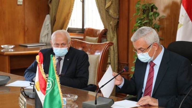 مبارك يجتمع بمسئولي