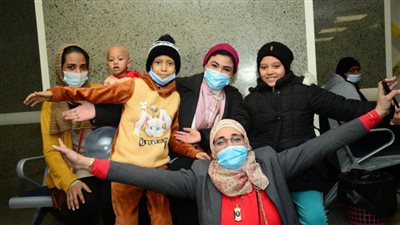 الحرف اليدوية تزور المعهد القومي للأورام.. وتؤكد على دور المشاركة المجتمعية