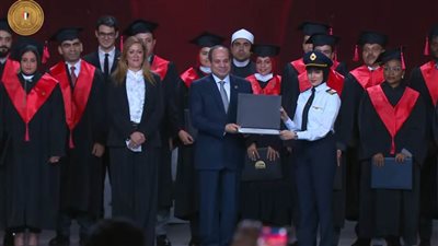 الرئيس السيسي يسلم شهادات التخرج ويلتقط صورة تذكارية مع خريجى الأكاديمية الوطنية للتدريب 