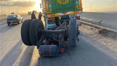 انقلاب سيارة نقل محملة بالقمح بالطريق الأوسطي