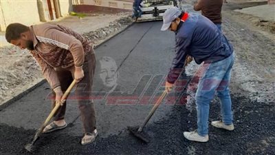استكمال أعمال الرصف ورفع كفاءة الطرق بكفر الشيخ