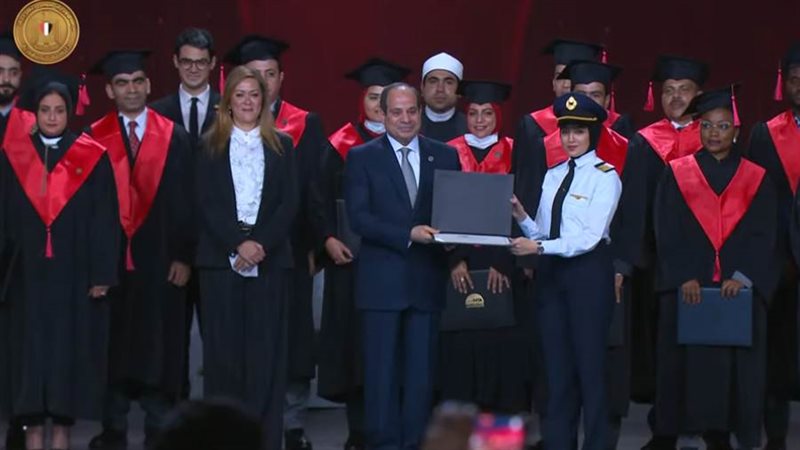 الرئيس السيسي يسلم