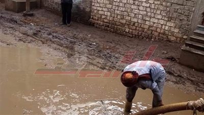 أعمال مكثفة لكسح مياه الأمطار من شوارع قلين
