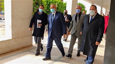 رئيس جامعة المنيا يتفقد سير الامتحانات بكليات التربية والعلوم والصيدلة