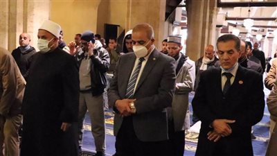 المحرصاوي يتقدم المصلين في صلاة الجنازة على الدكتور رمضان هتيمي بالجامع الأزهر