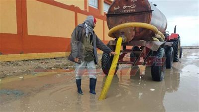 رفع تراكمات مياه الأمطار من شوارع بلطيم في كفر الشيخ