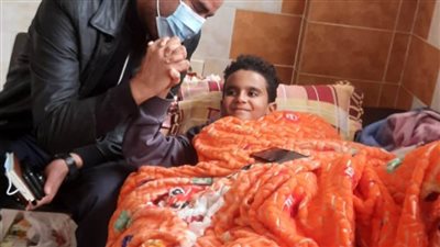 الفولي في زيارة للجنة الطالب الذى فقد أسرته بحادث مأساوى بمستشفى السويس العام