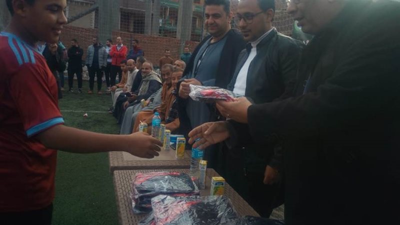 جانب من تسلم الهدايا