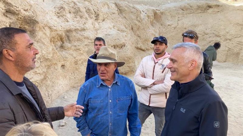 زاهي حواس مع لاعب