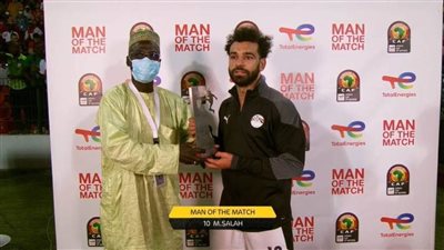 صلاح يحصل على جائزة رجل مباراة مصر وغينيا بيساو 