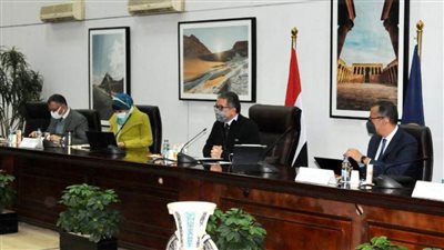 العناني يناقش بدأ رحلات العمرة هذا العام