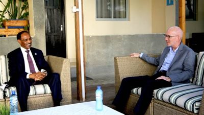 وزير المالية الصومالي يلتقي بالممثل الخاص للأمم المتحدة لدى الصومال